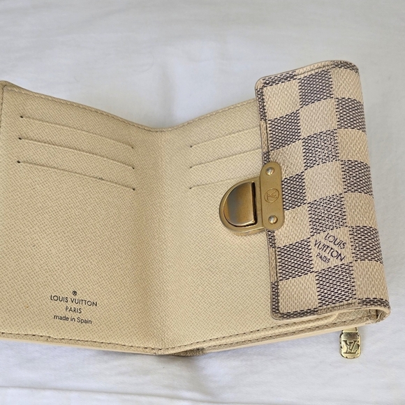 Louis Vuitton Damier Azur Wallet with Gold Clasp - Picture 4 of 8